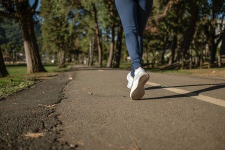 Caminar rápido es uno de los ejercicios más saludables que existen.
