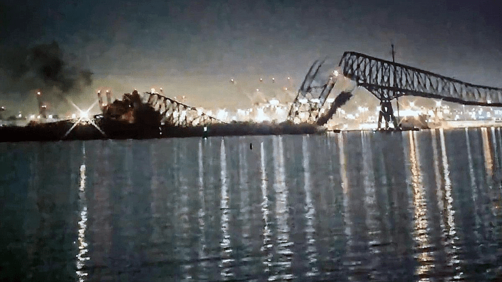 Un barco impactó contra el puente Francis Scott Key que se desplomó en Baltimore: buscan a seis desaparecidos en el agua